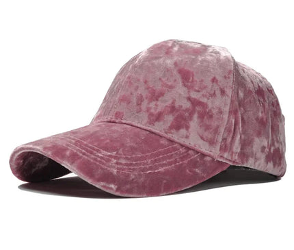 Casquette velours soie rose audacieuse poétique