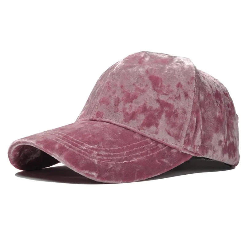 Casquette velours soie rose audacieuse poétique